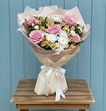 Букет цветов из:  Гвоздики, Орхидеи и Розы в Бутово