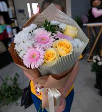 Букет цветов из:  Герберы, Розы и Хризантемы в Бутово