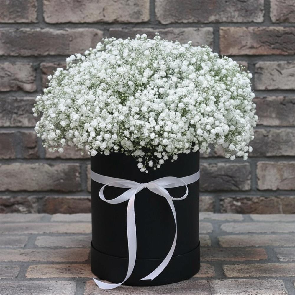 Цветочная композиция из Гипсофила в шляпной коробке в Бутово