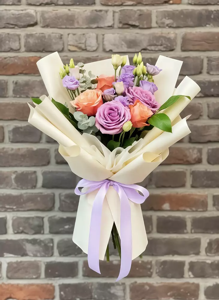 Букет цветов из: Лизиантусы и Розы в Бутово