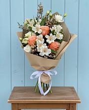 Букет цветов из:  Альстромерии, Лизиантусы, Розы и Хризантемы в Бутово