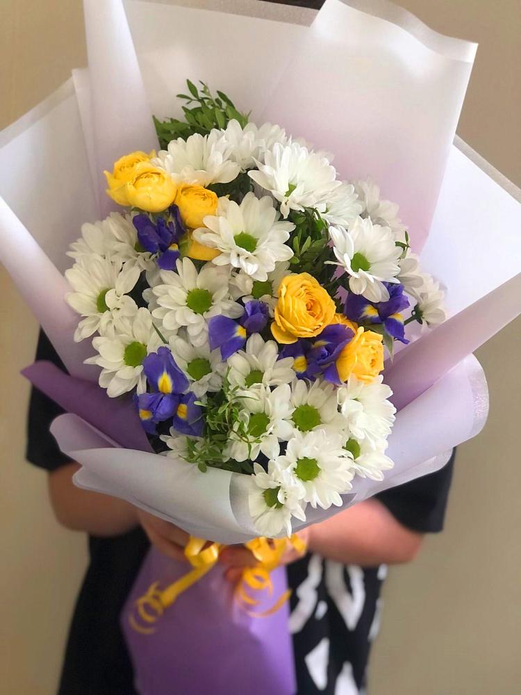 Букет цветов из: Ирисы, Хризантемы и Розы в Бутово