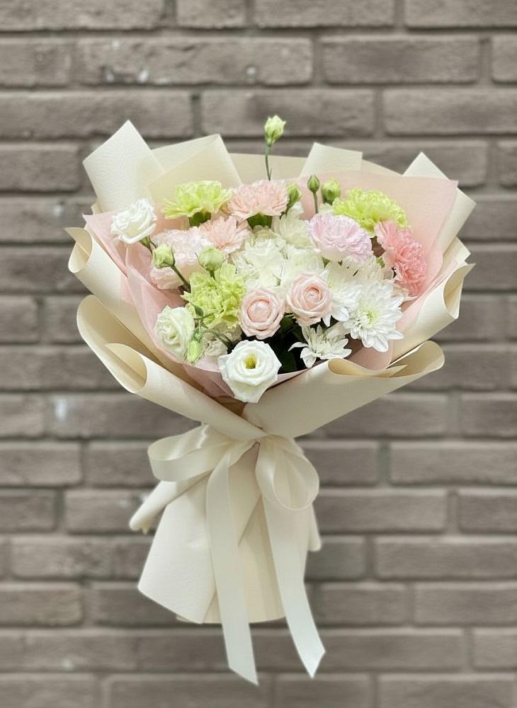 Букет цветов из: Гвоздики, Розы, Лизиантусы и Хризантемы в Бутово