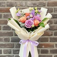 Букет цветов из:  Лизиантусы и Розы в Бутово