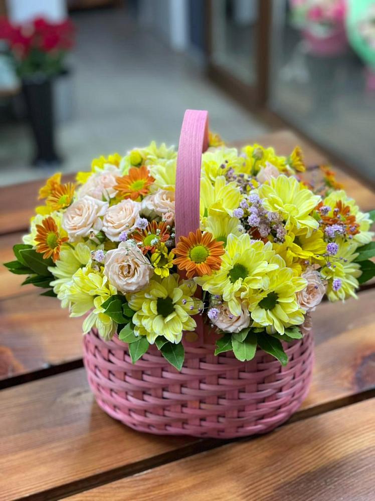 Цветочная композиция из Хризантемы и Розы в корзине в Бутово